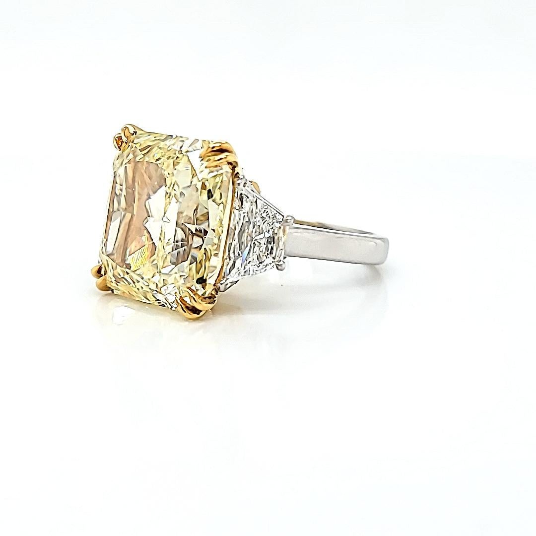 Louis Newman 7 Co GIA Certified 15.06 Carat Fancy Yellow Three-Stone Ring In New Condition For Sale In New York, NY