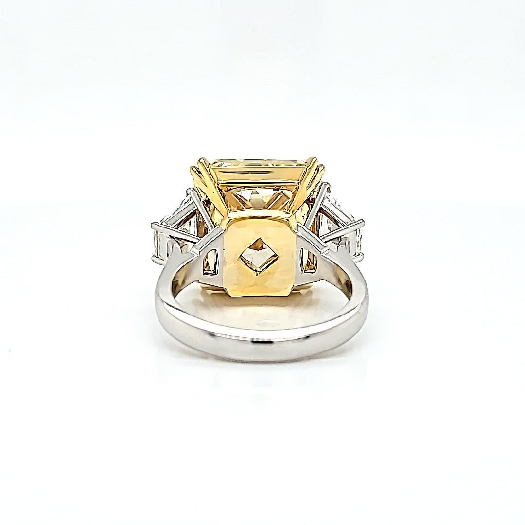 Louis Newman 7 Co Anillo de tres piedras amarillo fantasía certificado GIA de 15,06 quilates en venta 1