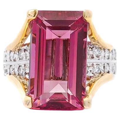 Anillo de turmalina rosa y diamantes talla esmeralda de 15,07 quilates certificado por el GIA