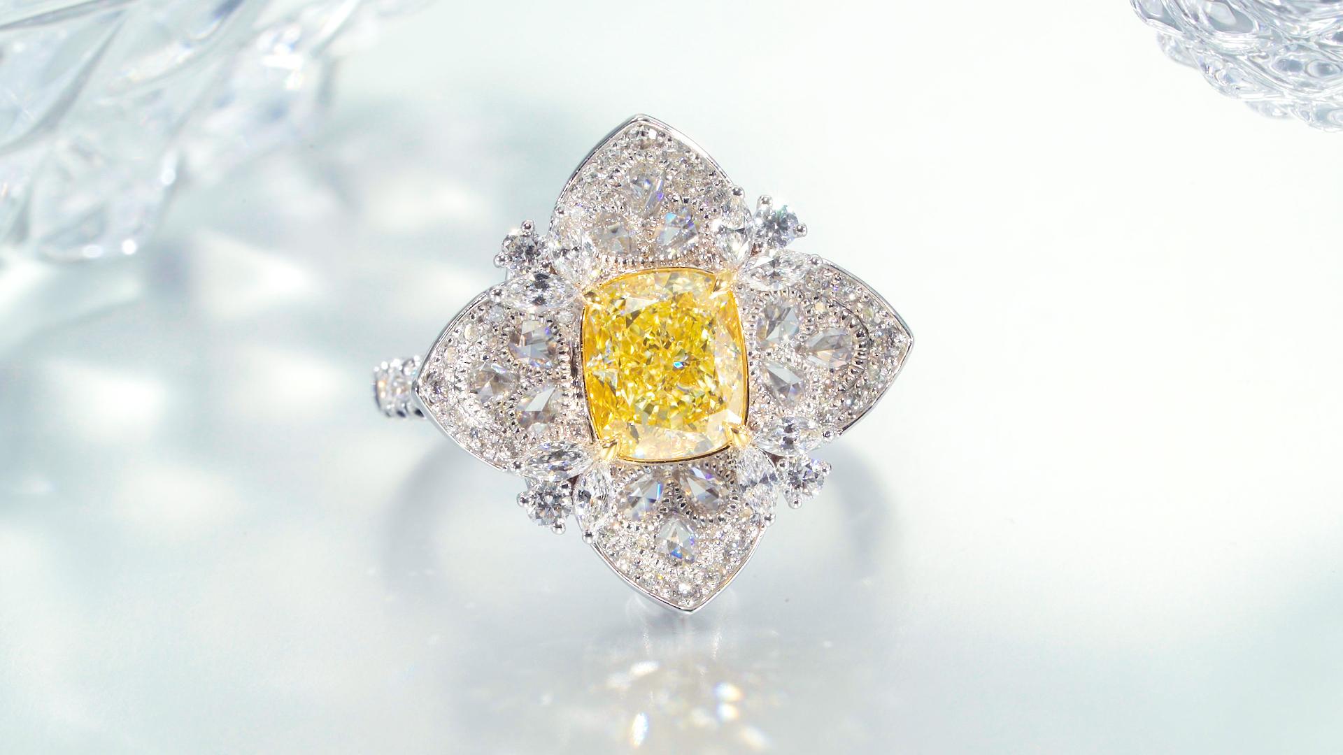 Women's GIA Certified, 1.50ct Natural Fancy Light Yellow Cushion shape Diamond Ring 18KT For Sale