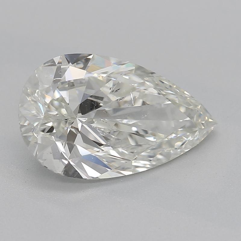Ti presentiamo uno splendido anello con diamante che unisce l'eleganza a un motivo floreale unico. Questo pezzo presenta un'affascinante pietra centrale incastonata, un radioso diamante a pera di 1,50 , con una raffinata J e SI2. La fascia è