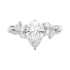 Anello con diamante in platino certificato GIA da 1,50 carati con pera intrecciata e fiore da giardino.