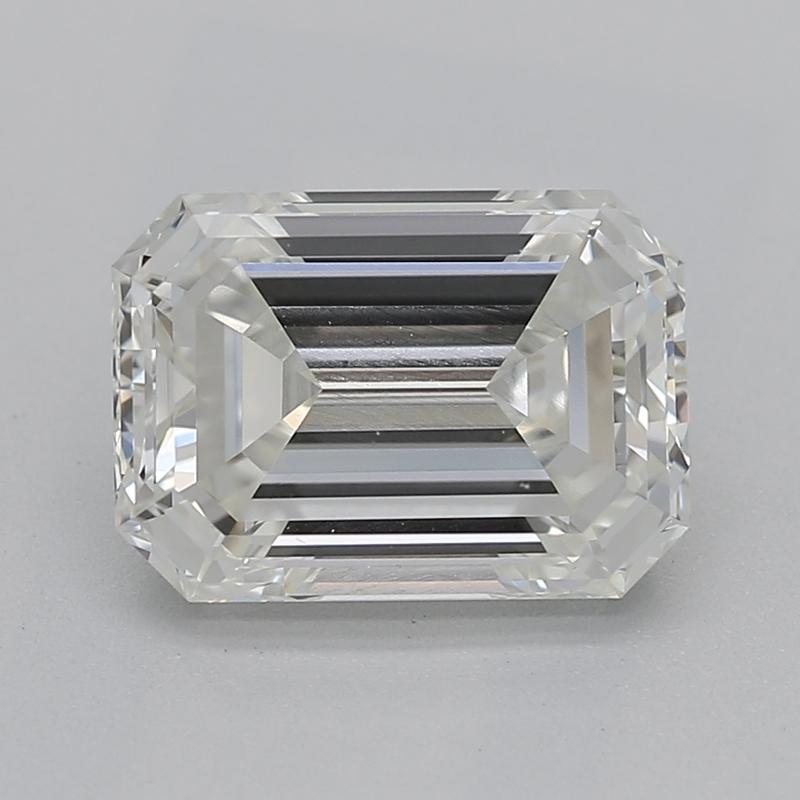 Realizzato a mano a New York, questo squisito anello con diamante mette in mostra un'affascinante pietra centrale che attira l'attenzione con la sua brillantezza e chiarezza. Caratterizzato da un diamante smeraldo, questo pezzo vanta un peso