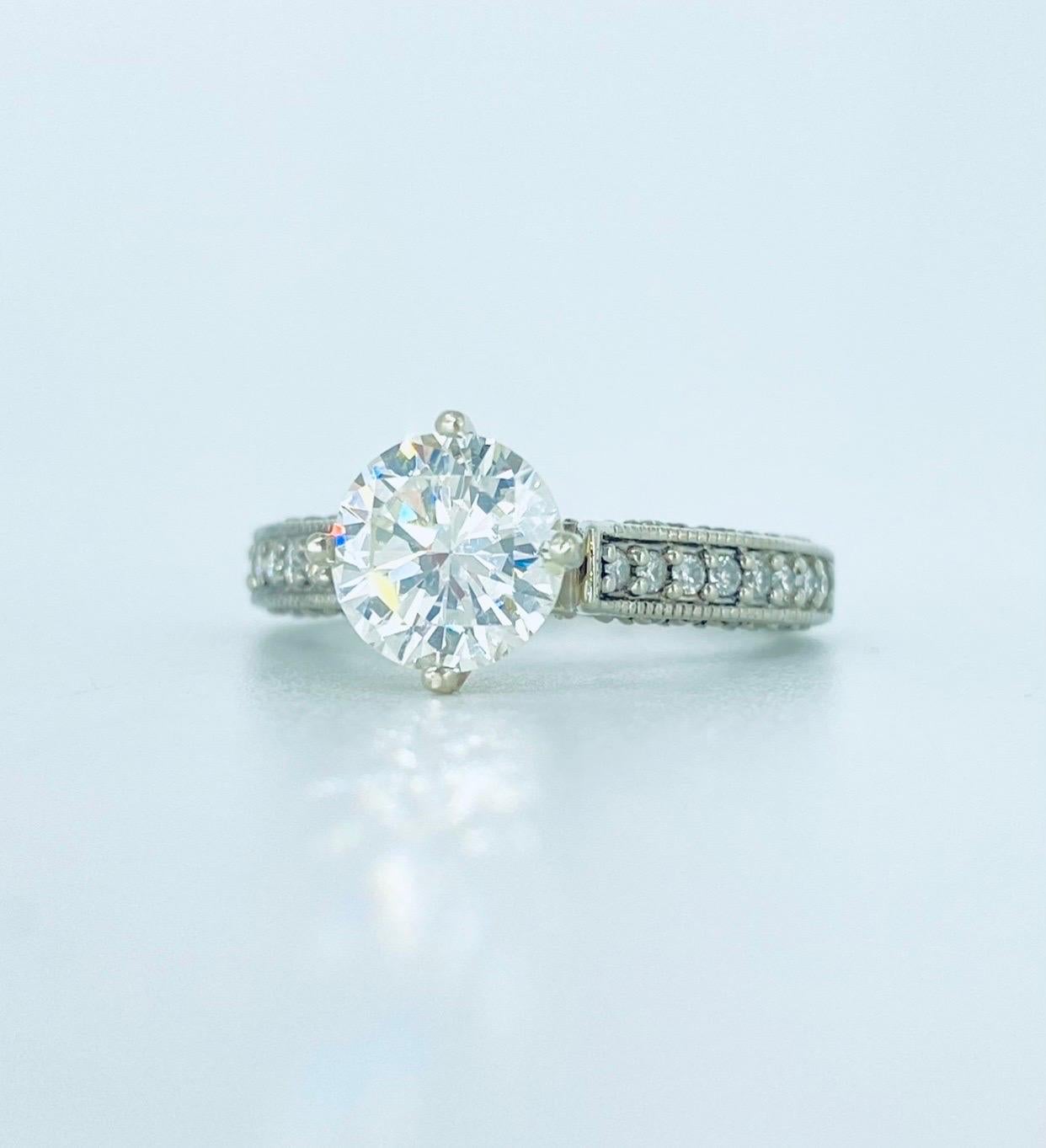 Taille ronde Bague de fiançailles avec diamant central certifié GIA de 1,51 carat en vente