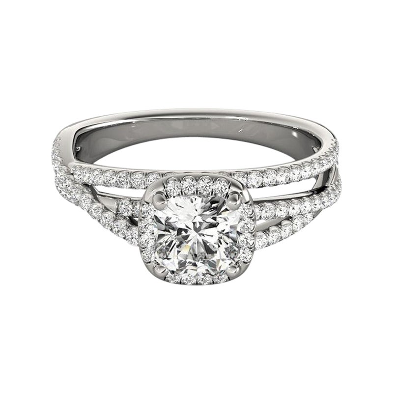 Anillo de diamantes en platino con triple banda de pavé con halo de cojín de 1.51 quilates certificado por GIA