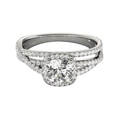 Anillo de diamantes en platino con triple banda de pavé con halo de cojín de 1.51 quilates certificado por GIA