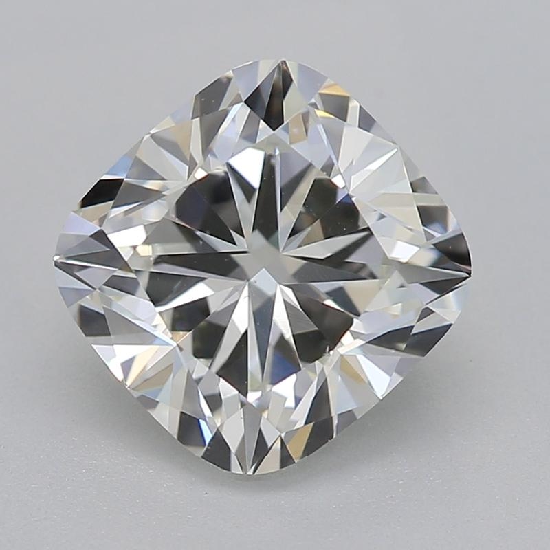 Fabriquée à la main à New York, cette magnifique bague en diamant allie l'élégance intemporelle au design moderne. Le centre de la bague est constitué d'un diamant coussin I VS2 de 1,51. Le diamant est magnifiquement serti dans une monture à griffes