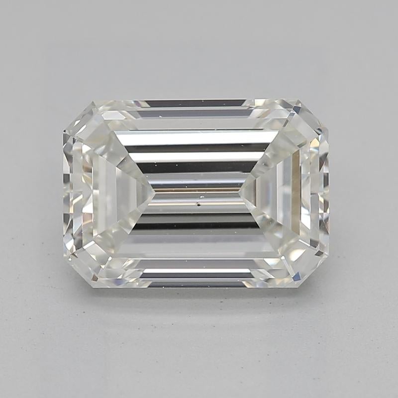 Conçue avec élégance, cette bague en diamant exquise présente en son centre un magnifique diamant émeraude pesant 1,51 , et affichant un I envoûtant et un remarquable VS2. Son design met en valeur un halo en forme d'émeraude de diamants ronds de
