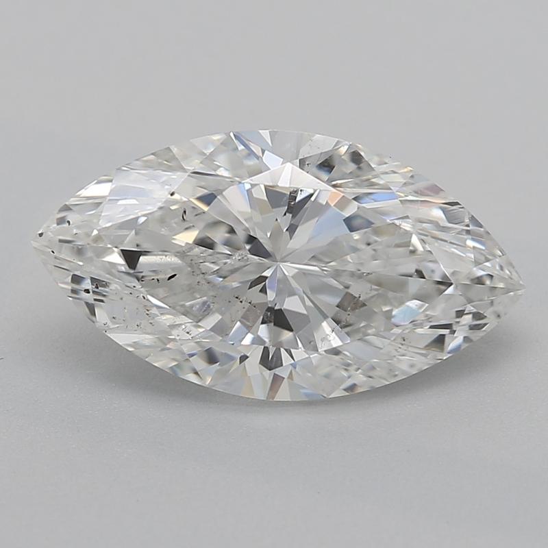 Questo anello con diamante finemente lavorato, che sfoggia uno splendido diamante a forma di marquise, presenta una magnifica pietra centrale di 1,51, classificata F e SI2, che assicura un brillante scintillio che cattura l'attenzione. Il design