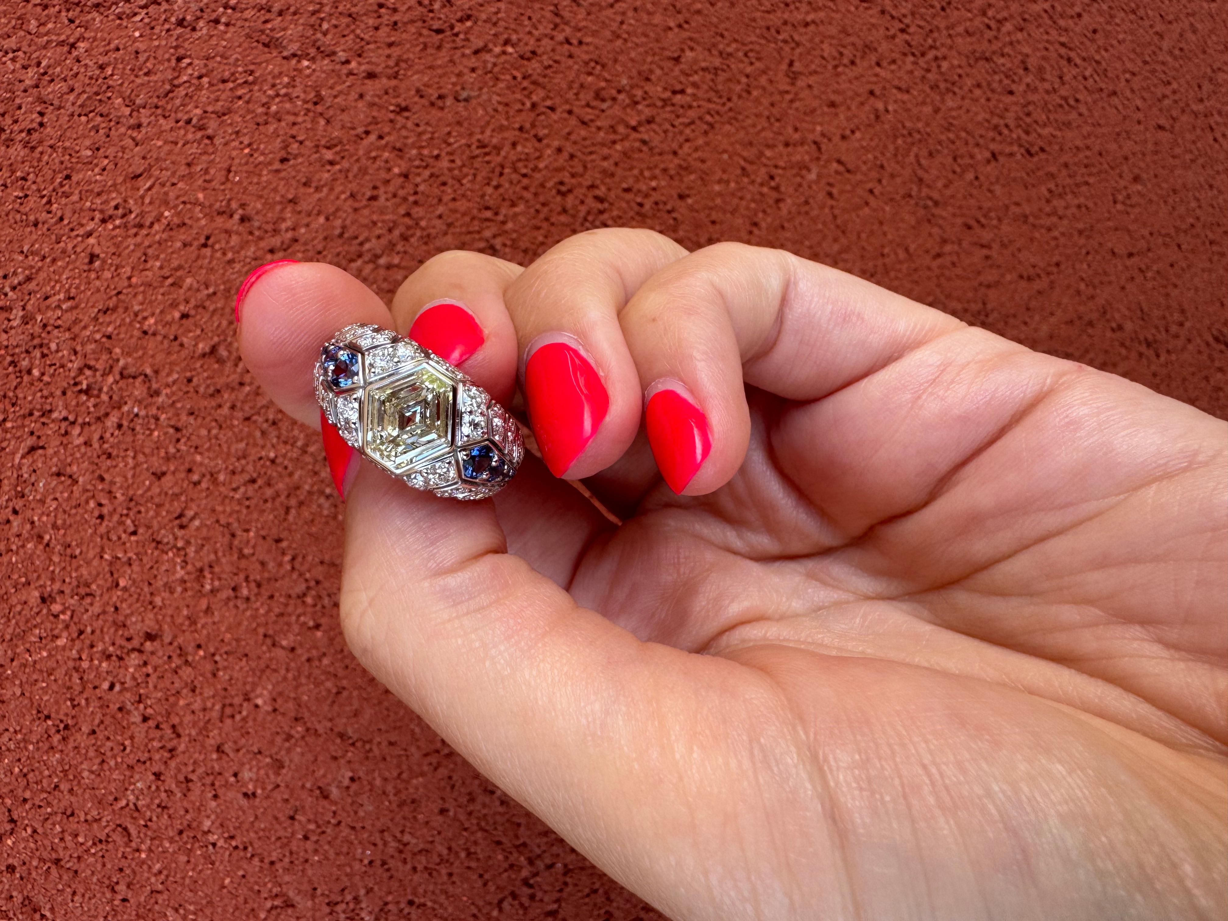 Anillo de diamantes hexagonales y zafiros azules certificado por el GIA de 1,51 quilates en venta 5