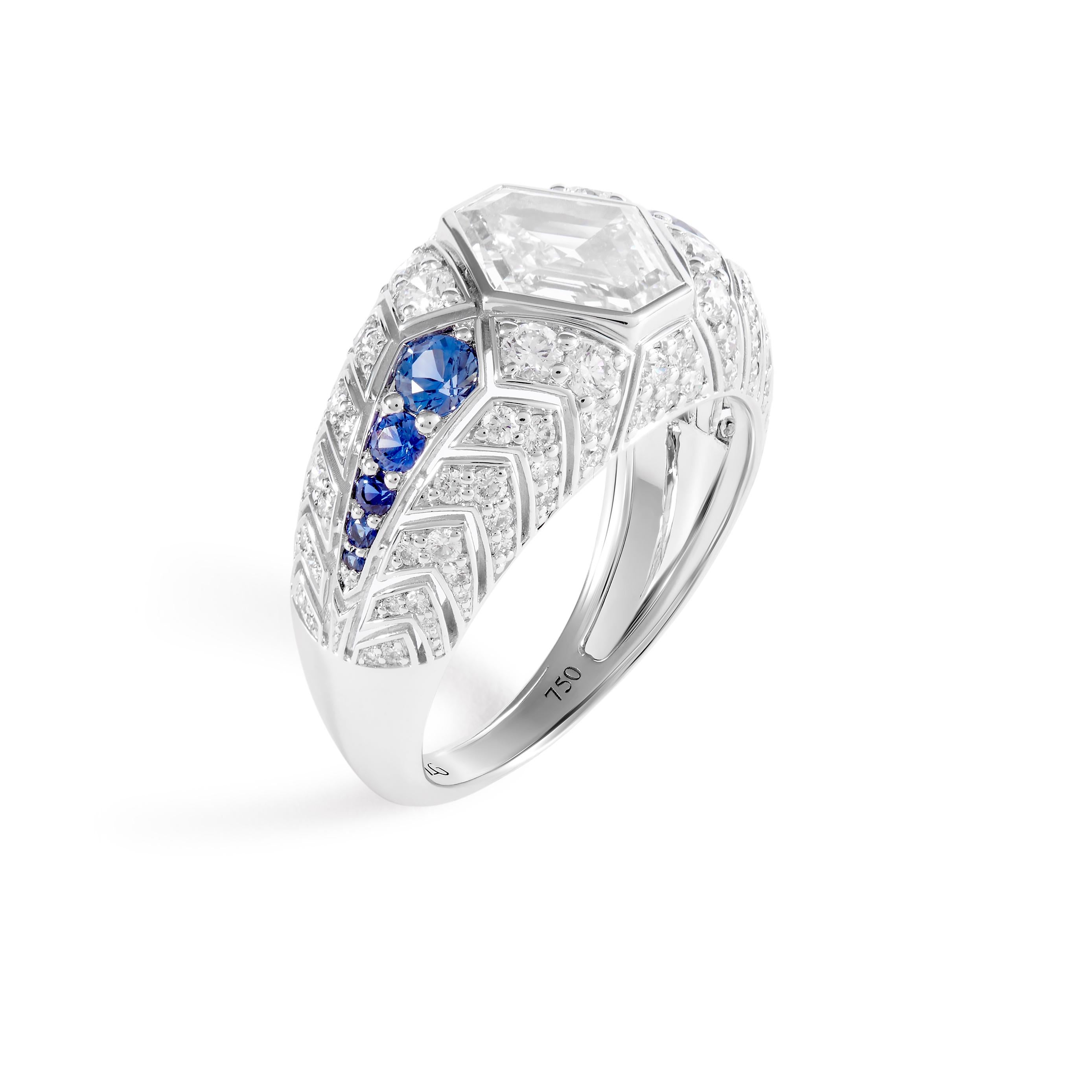 Anillo de cóctel de estilo Art Déco con un Diamante hexagonal de 1,51 quilates certificado por GIA (color J, SI1) junto con 0,93 quilates de Diamantes de acento y 0,56 quilates de Zafiros azules a cada lado. 

En el corazón del Anillo Electra hay un