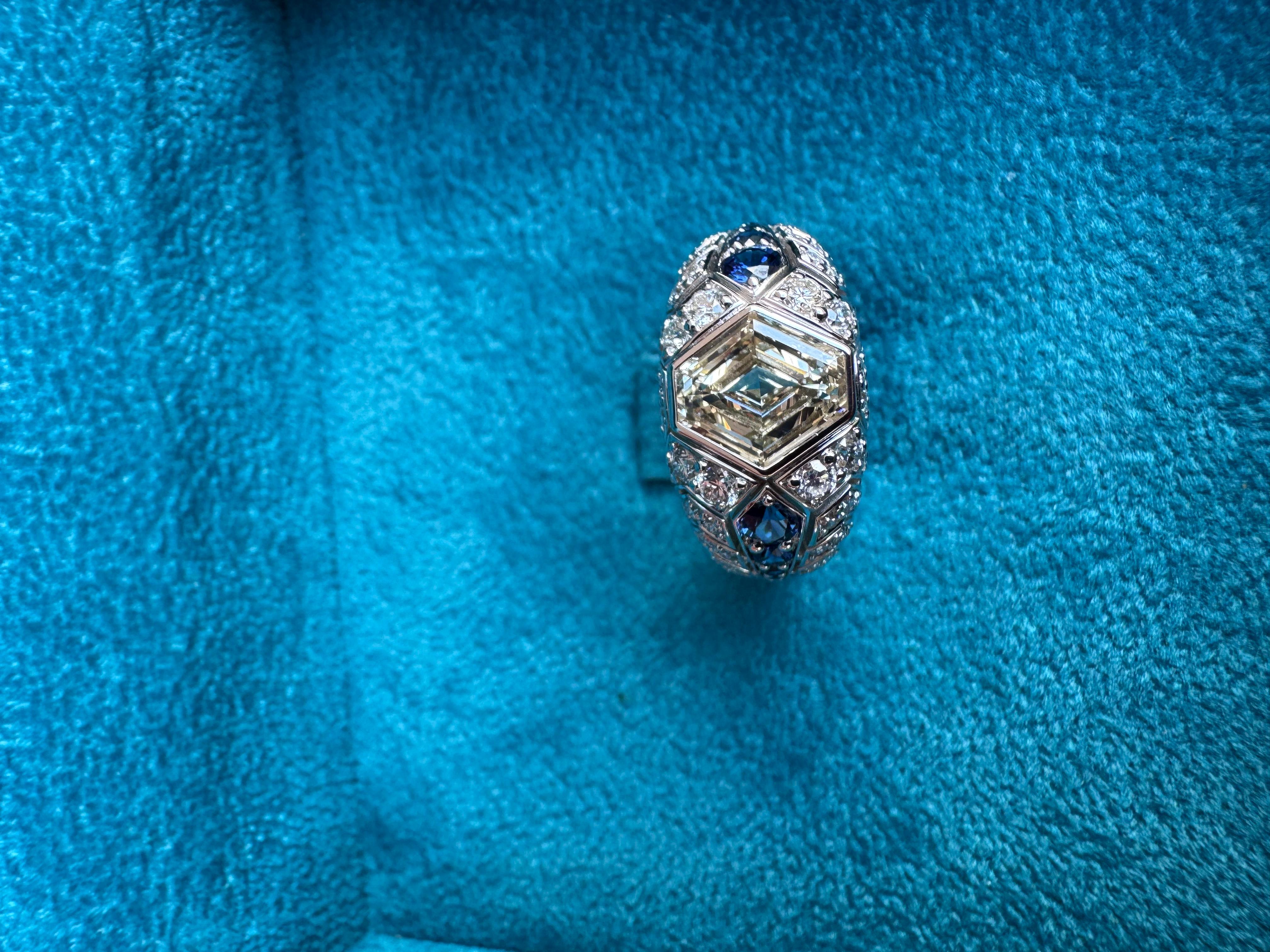 Anillo de diamantes hexagonales y zafiros azules certificado por el GIA de 1,51 quilates en Nuevo estado para la venta en Los Angeles, US