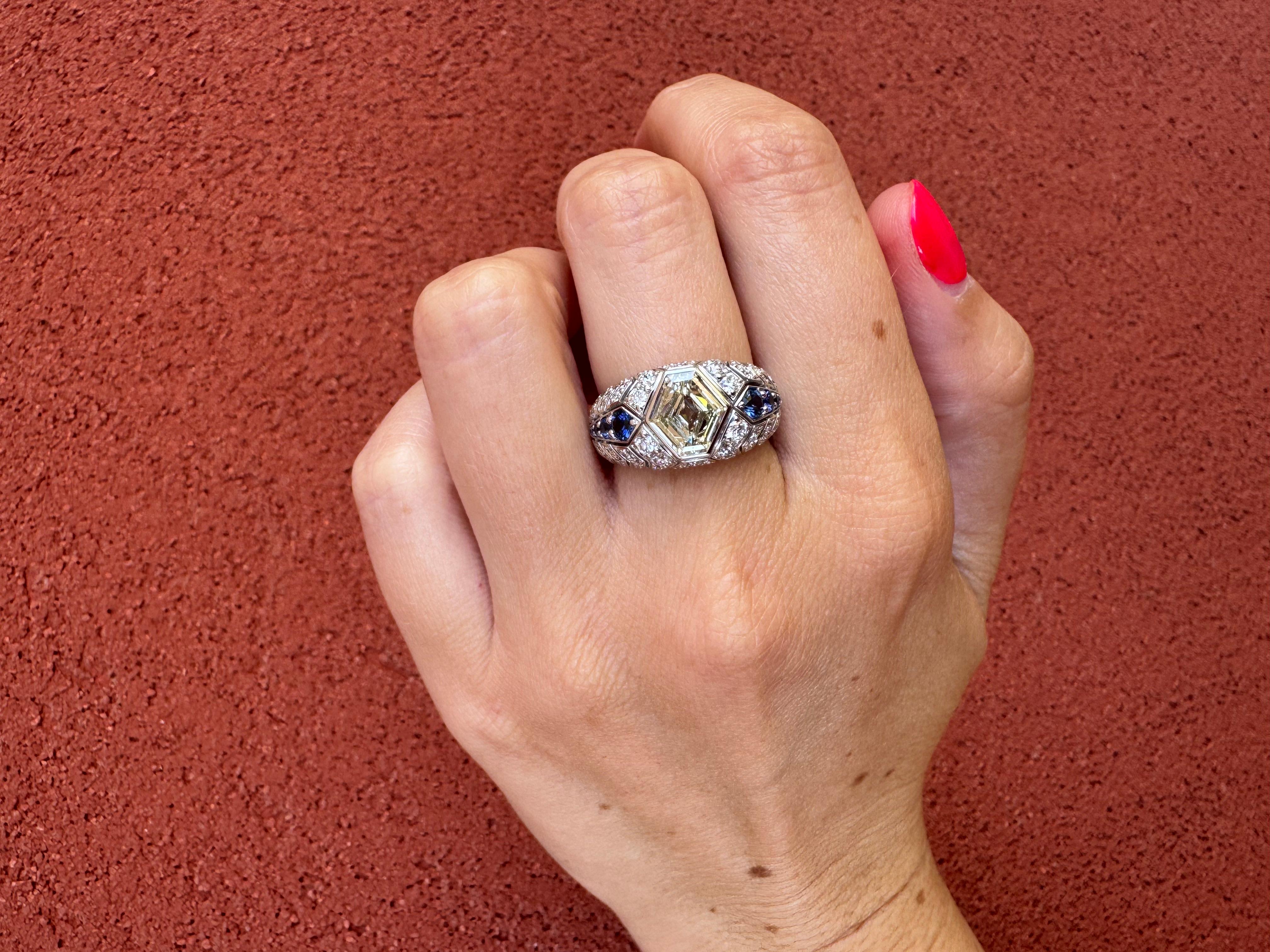Anillo de diamantes hexagonales y zafiros azules certificado por el GIA de 1,51 quilates en venta 3