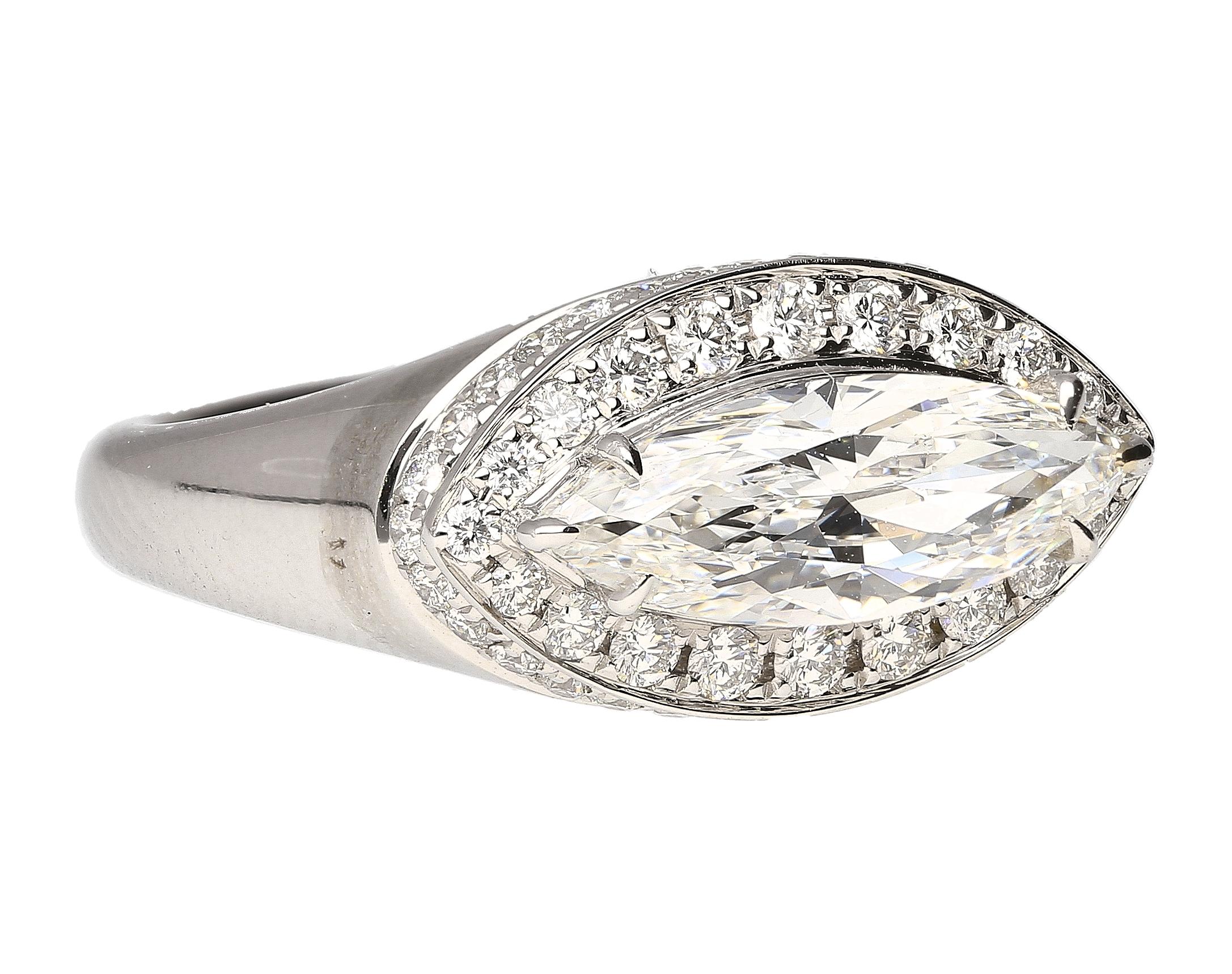 Bague unisexe en or blanc 18 carats avec diamants taille marquise de 1,51 carat certifiés par le GIA Unisexe en vente