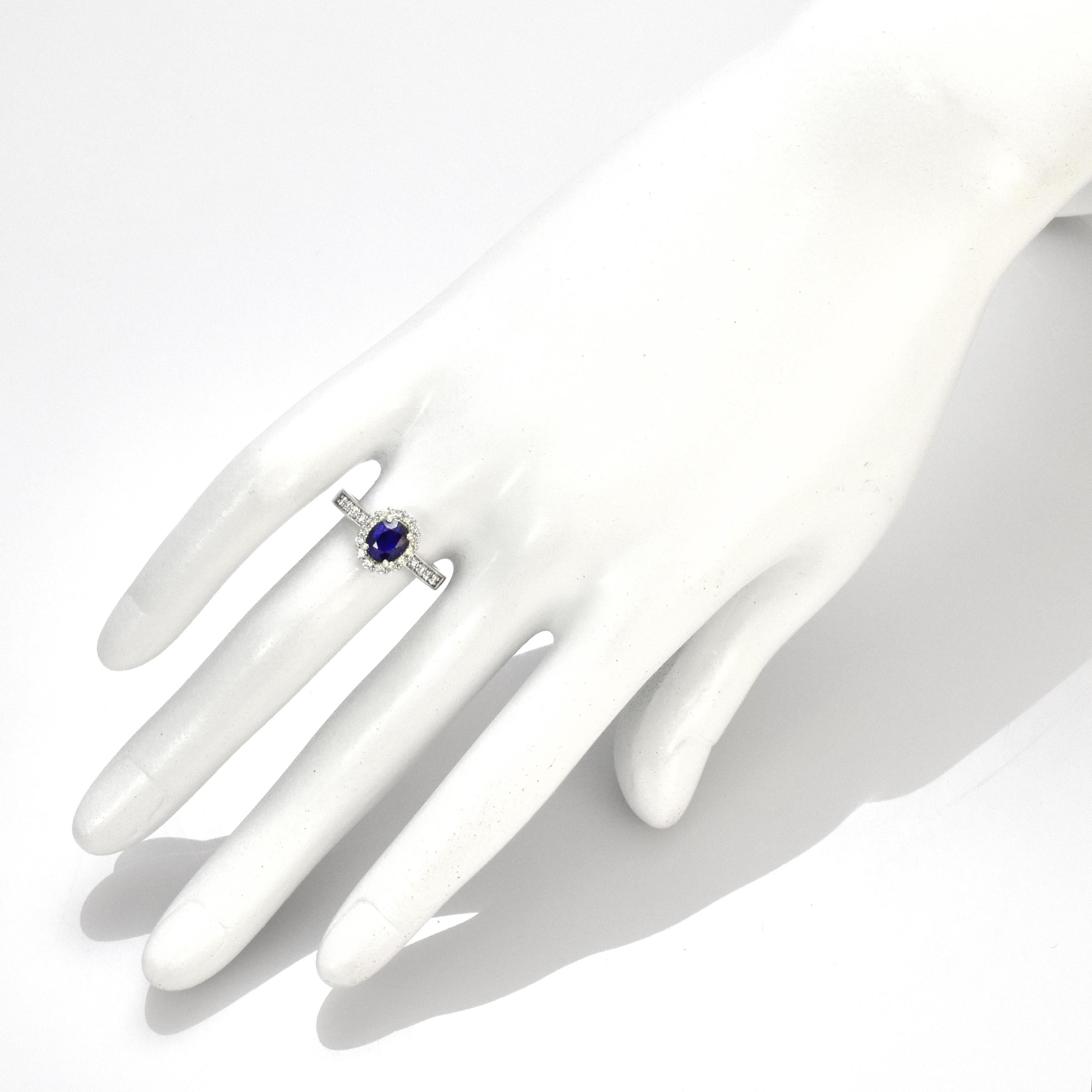 GIA Certified 1.51 Carat Natural Sapphire and Diamond Ring made in Platinum For Sale 1