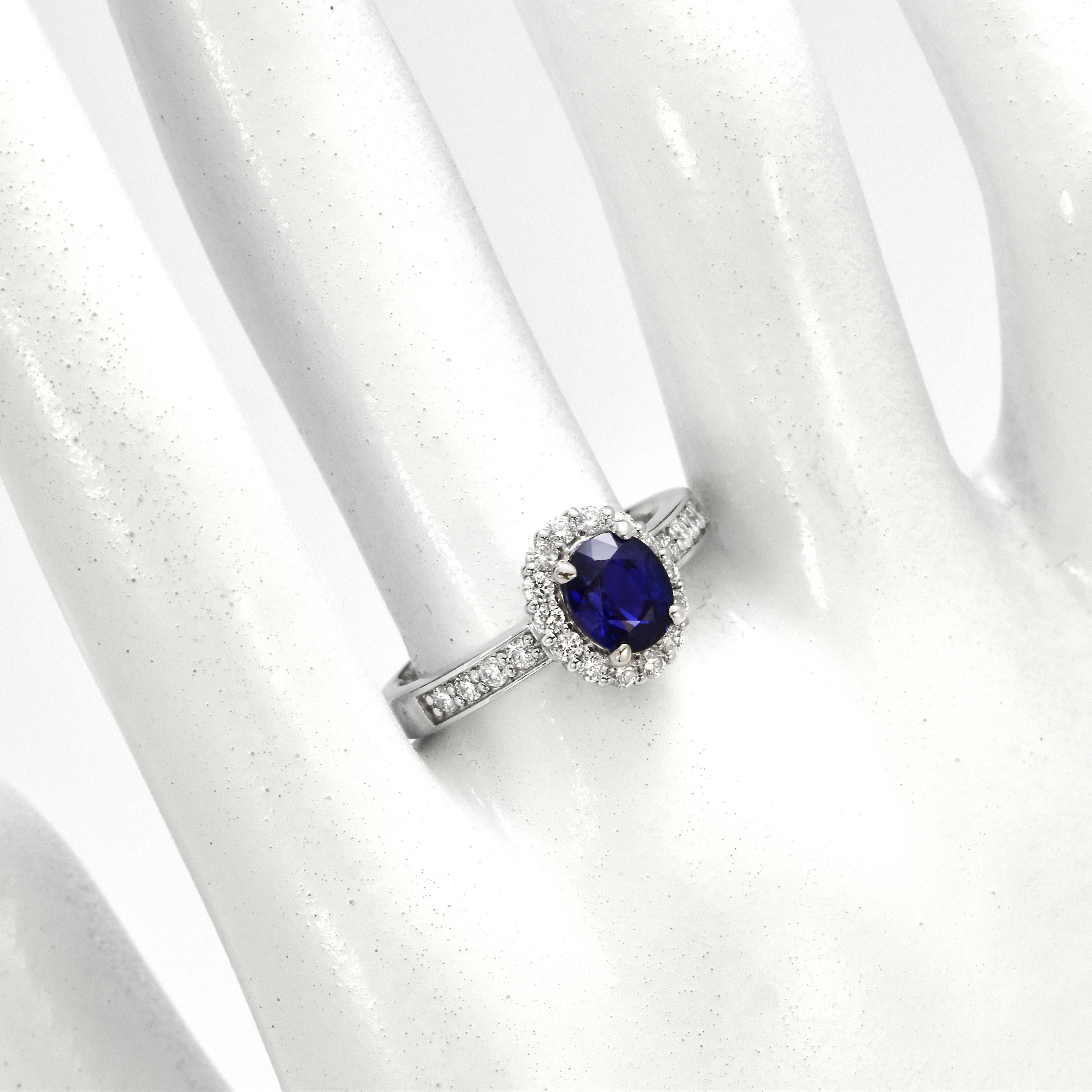 GIA Certified 1.51 Carat Natural Sapphire and Diamond Ring made in Platinum For Sale 2