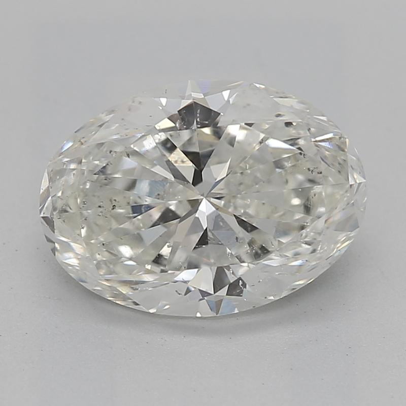 Questo squisito anello di diamanti, che emana un fascino sofisticato, presenta un centro brillante con un diamante ovale certificato GIA del peso di 1,51, con un'ottima J e SI2. L'elegante incastonatura a castone eleva l'eleganza moderna del design