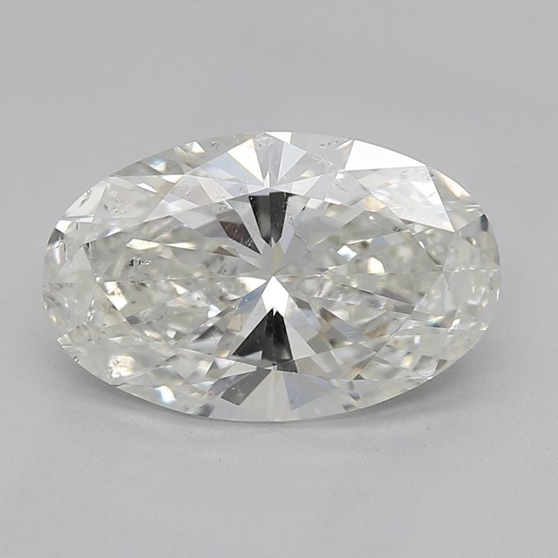 Werten Sie Ihre Schmucksammlung mit diesem atemberaubenden Diamantring mit einem bemerkenswerten ovalen I SI2 1,51 Mittelstein auf. Das in einem raffinierten Zacken-Design gefasste Mittelstück wird durch eine Reihe kleinerer runder Brillanten