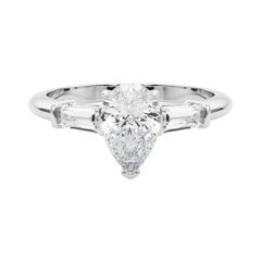 Bague à trois pierres en platine avec diamant poire et baguette de 1.51 carat certifié par le GIA