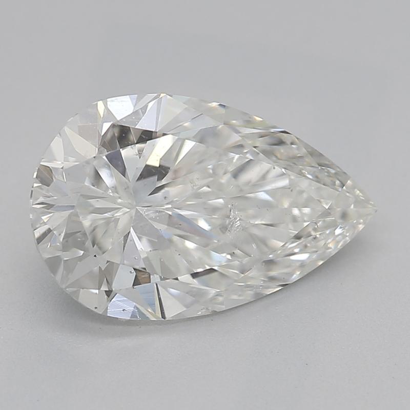 Fabricado a mano en Nueva York, este exquisito anillo de diamantes presenta una cautivadora piedra central de diamante pera de 1,51 , tallada por expertos para mostrar un brillo y un fuego extraordinarios. Con graduación H y SI2 , el diamante