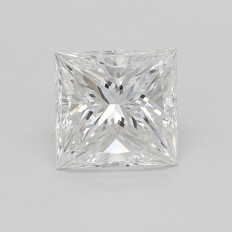 Das fesselnde Design dieses Diamantrings zeigt ein atemberaubendes Herzstück aus einem 1,51 schweren Prinzessdiamanten mit einem atemberaubenden G und SI1. Der Ring ist in ein prächtiges Weißgoldband eingefasst und verfügt über eine gedrehte