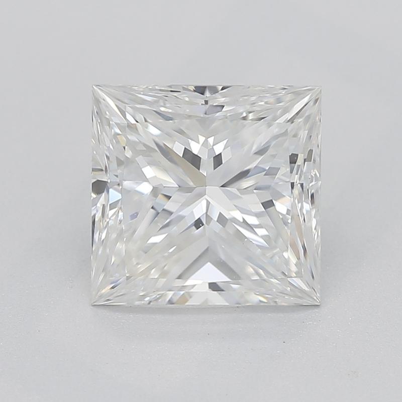 Con un impresionante anillo de diamantes, esta pieza presenta un magnífico diamante princesa en su centro de 1,51 , clasificado con una cautivadora F y un impresionante VS2. El sofisticado diseño destaca un engaste en espiral de cuatro puntas en