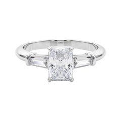 Anillo de diamantes de platino de tres piedras radiante y baguette de 1.51 quilates certificado por GIA