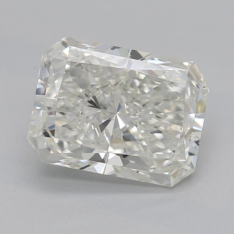 Hecho a mano en Nueva York, este exquisito anillo de diamantes presenta una brillante piedra central radiante de 1,51 , adornada con una cautivadora calificación J y SI2, que garantiza un brillo y un fuego excepcionales. Engarzado en una lujosa