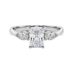 Anello con diamante radiante est-ovest a tre pietre certificato GIA da 1,51 carati