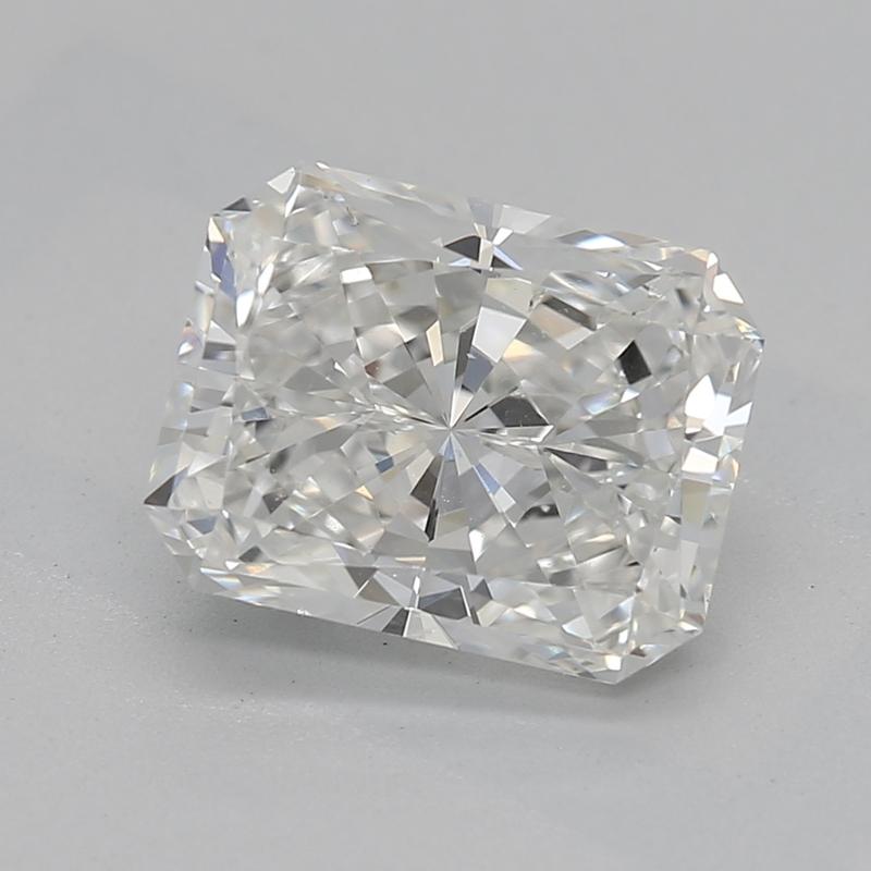 Dieser auffällige Diamantring strahlt eine unvergleichliche Eleganz aus und besitzt einen atemberaubenden Mittelstein mit einem Gewicht von 1,51 G SI1. Umgeben von einem exquisiten, smaragdgrünen, quadratischen/kissenförmigen Halo, zeigt die Fassung