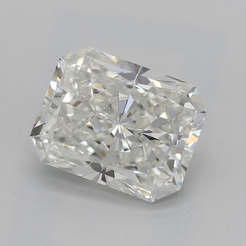 Fabriquée à la main à New York, cette bague en diamant exquise présente une pièce centrale captivante composée d'un diamant radiant pesant 1,51 , réputé pour sa qualité exceptionnelle J et SI2. Fixée dans une monture ornée à quatre griffes, cette