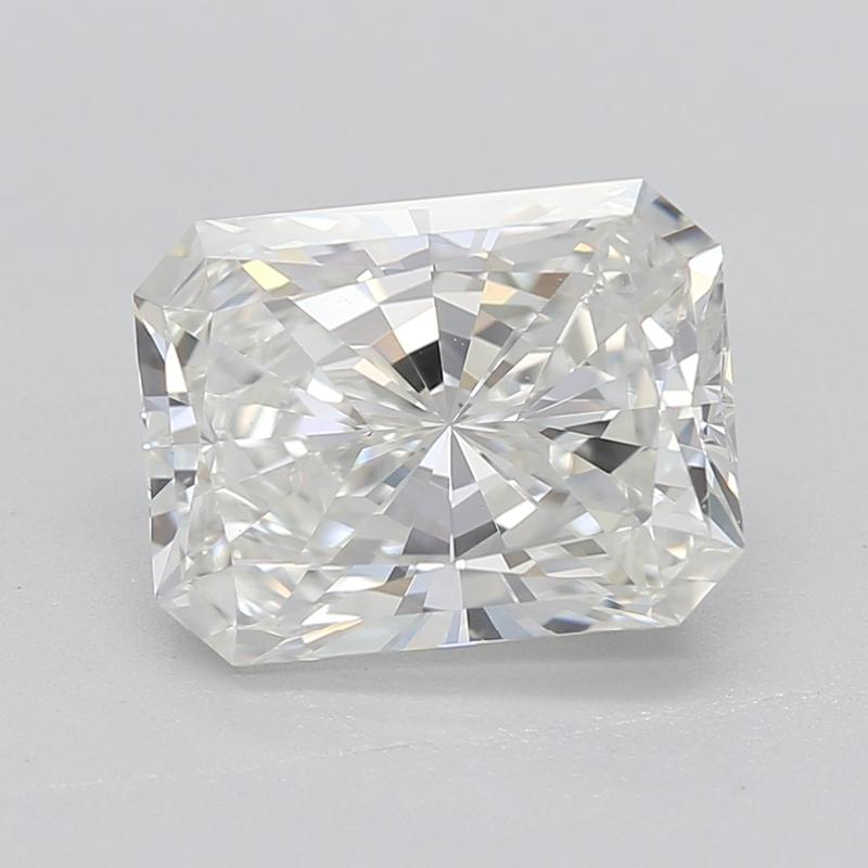 Elegant in der Mitte dieses exquisiten Diamantrings steht ein prächtiger strahlender Diamant mit einem Gewicht von 1,51 und einem makellosen H und VS2. Die Kunstfertigkeit dieses Schmuckstücks zeigt sich in seiner exquisiten Zackenfassung, die durch