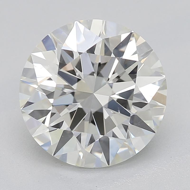 Realizzato a mano a New York, questo splendido anello con diamante presenta un'affascinante pietra centrale di diamante rotondo del peso di 1,51 , con una straordinaria purezza VS2 e una tonalità J brillante. L'incastonatura in oro bianco esalta il