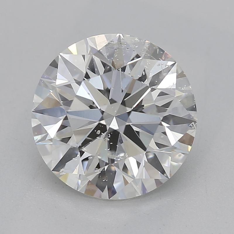 Eleva la tua collezione di gioielli con questo splendido anello con diamante che ha come cuore un affascinante diamante rotondo del peso di 1,51 e una gradazione G con un impressionante SI2. Incastonato in un lussuoso platino, questo gioiello si