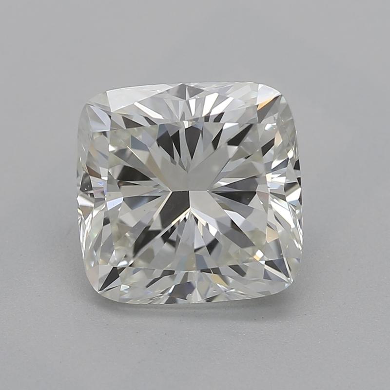 Présentant un design enchanteur, cette remarquable bague en diamant est ornée d'un captivant diamant central coussin J SI1 de 1,51 certifié par la GIA, dont l'éclat séduisant capte l'attention. Réalisé en or blanc luxueux, le bracelet poli incarne