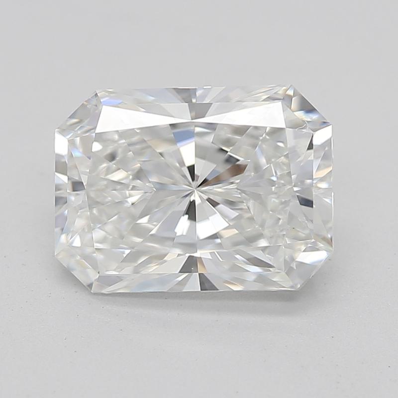 Realizzato a mano a New York, questo splendido anello con diamante presenta un'affascinante pietra centrale radiante G VS2 1,51, squisitamente incastonata per esaltarne la brillantezza da ogni angolazione. La lussuosa fascia, realizzata in oro