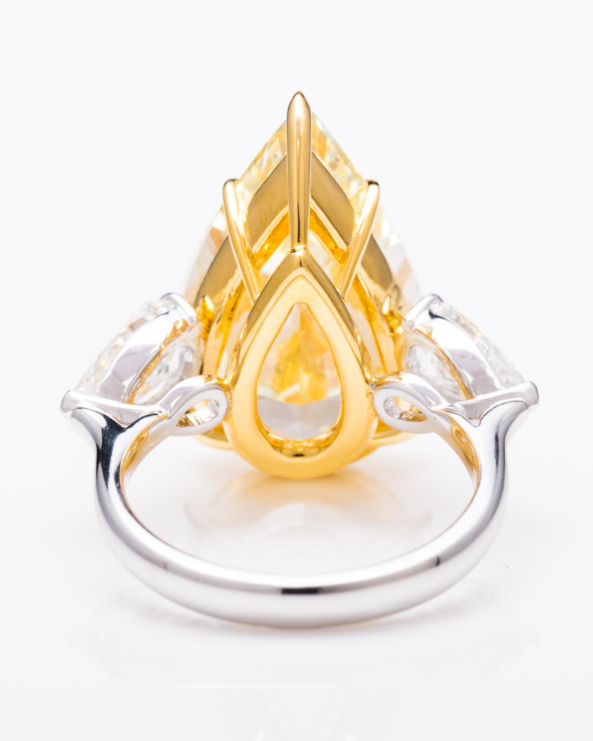 GIA-zertifizierter 15,1 Karat gelber und weißer birnenförmiger Diamantring aus 18 Karat Gold (Zeitgenössisch) im Angebot