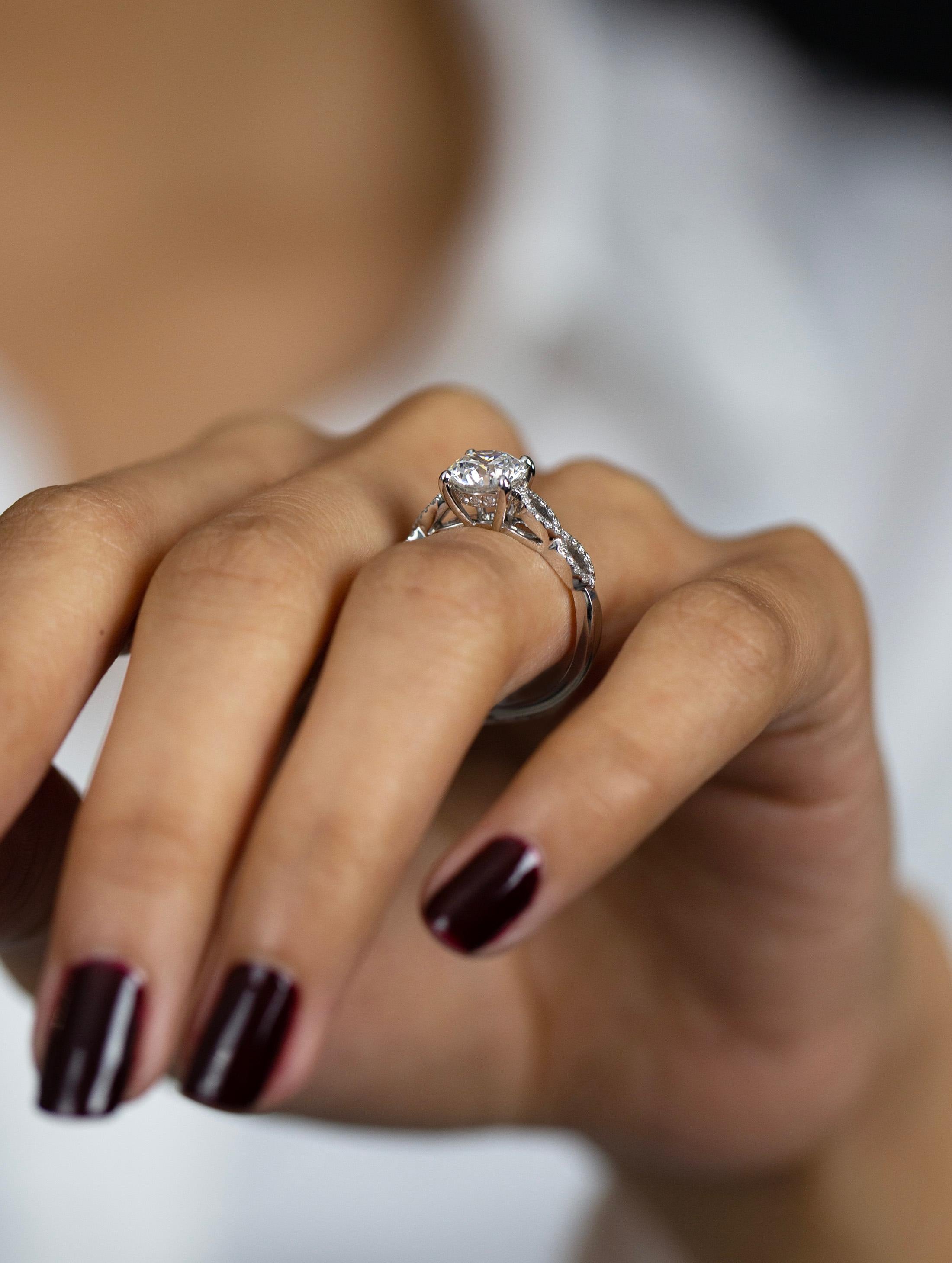 Verlobungsring mit GIA-zertifiziertem 1,51 Karat rundem Brillant in Form eines Unendlichkeits-Diamant im Zustand „Neu“ im Angebot in New York, NY