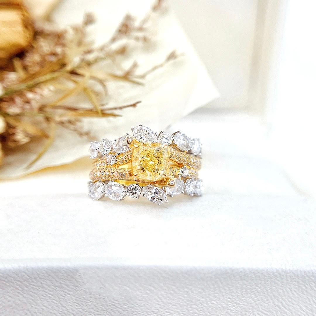 Modern GIA Certified 1.51 CT Fancy Light Yellow Diamond 18K Gold Ring For Sale
