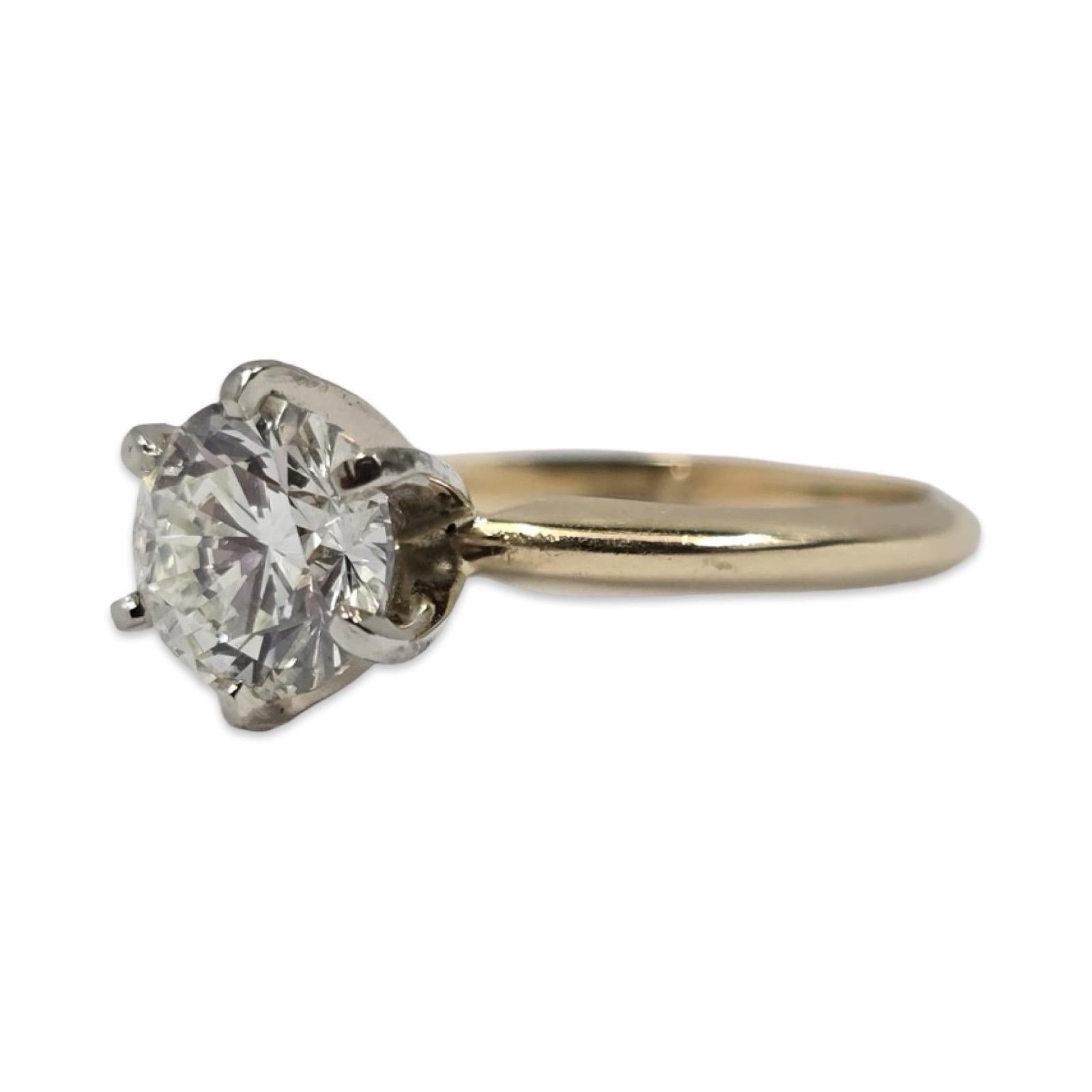Ein eleganter und zeitloser, GIA-zertifizierter Solitärring mit 1,51 Karat Diamanten im Brillantschliff. Der Diamant ist in der Farbe K und der Reinheit SI2 eingestuft und bietet eine lebendige Brillanz mit warmen Untertönen, die seinen