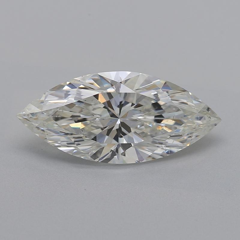 Conçue avec élégance, cette bague en diamant exquise présente en son cœur un diamant marquise époustouflant, pesant 1,51 et rayonnant d'un éclat captivant. Classée I et SI1 , la pierre témoigne d'une qualité exceptionnelle, reflétant la lumière à