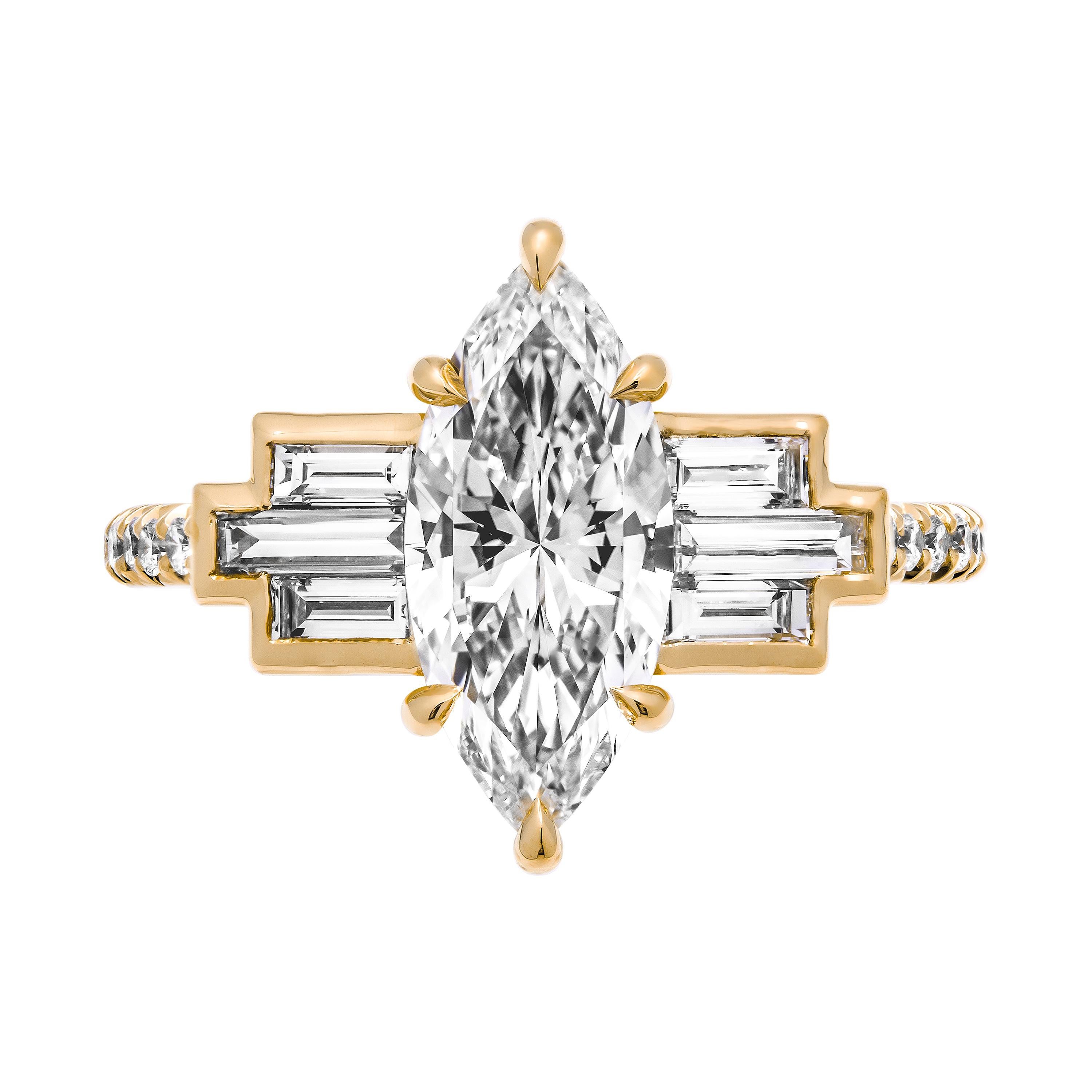
Montiert in einer handgefertigten Fassung aus 18K Gelbgold, 6 Baguettes an den Seiten, die ein wunderschönes Art Deco Stück ergeben
Der Schaft des Rings ist mit kleinen Diamanten im Vollschliff von insgesamt 0,2 ct besetzt. 
 Die Seitensteine