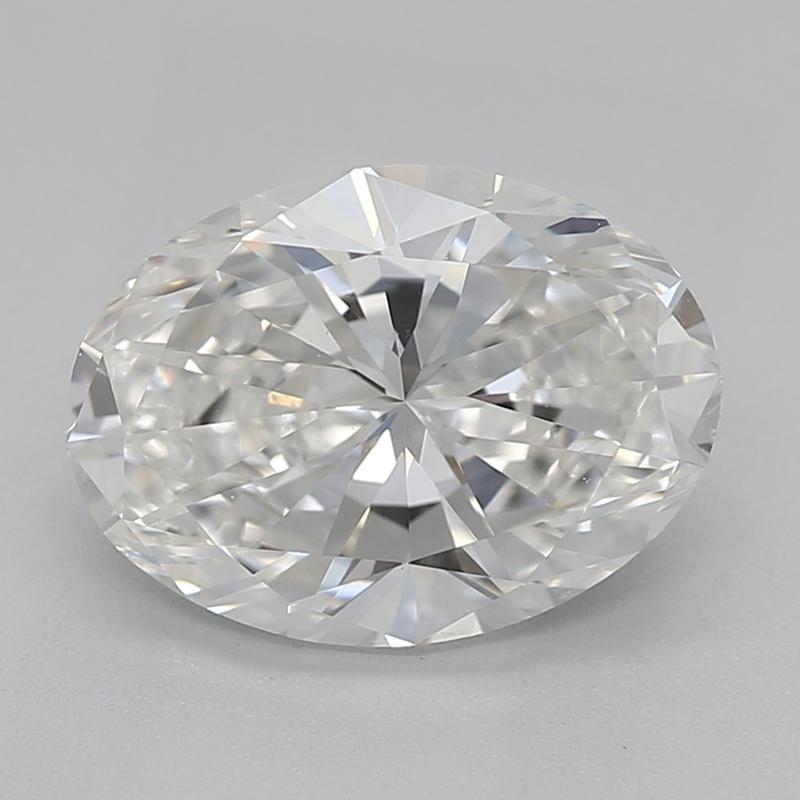 Fabricado a mano en Nueva York, este exquisito anillo de diamantes presenta un cautivador diseño que combina la inspiración vintage con la elegancia moderna. En su corazón, un impresionante diamante ovalado, de 1,52 , exhibe un prístino G y un