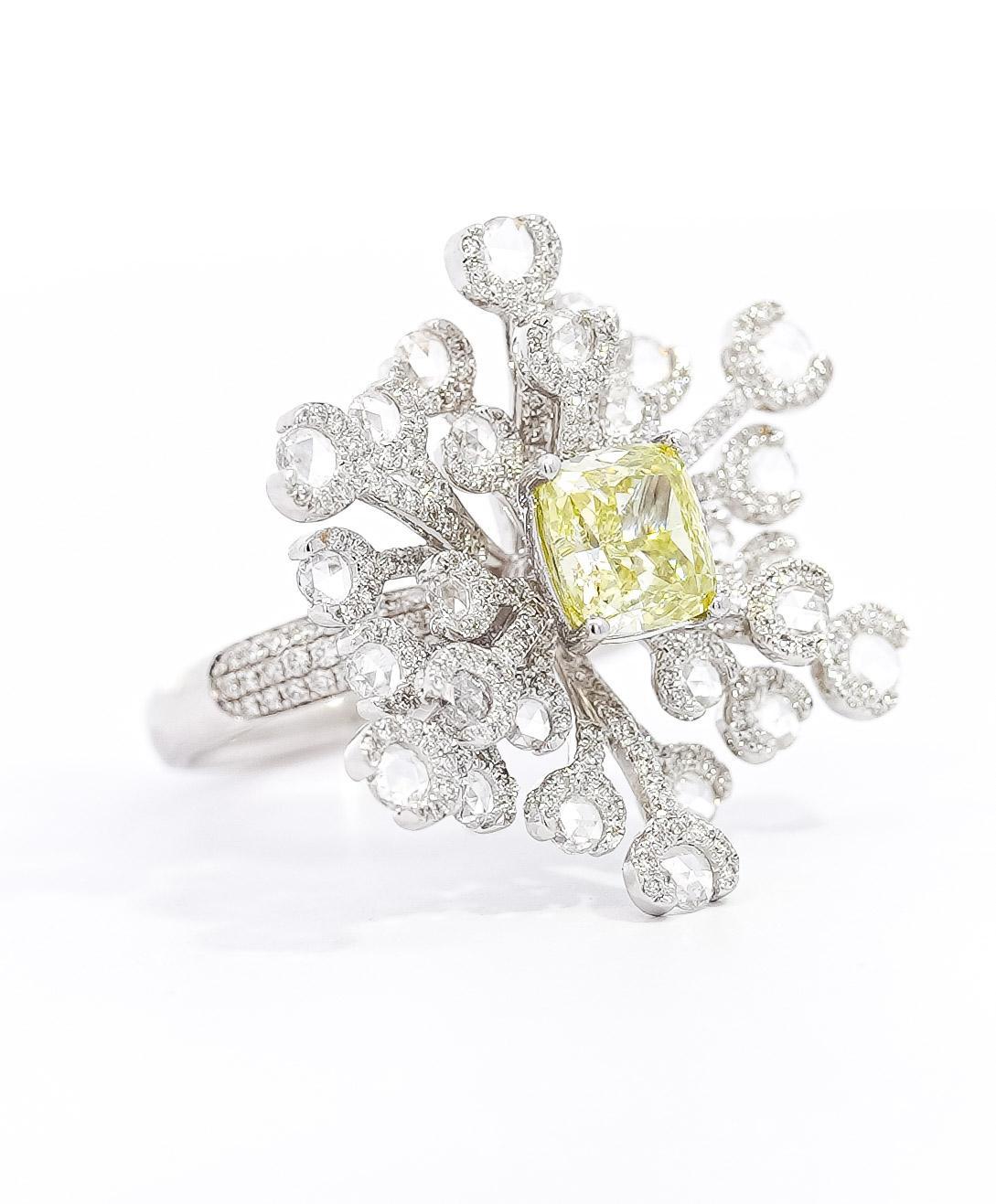 Bague en or blanc 18 carats certifiée GIA de 1,52 carat à taille coussin, diamant de couleur jaune verdâtre et pierre latérale Briolette à motif de flocon de neige. 

La pierre centrale présente une excellente répartition et saturation des couleurs