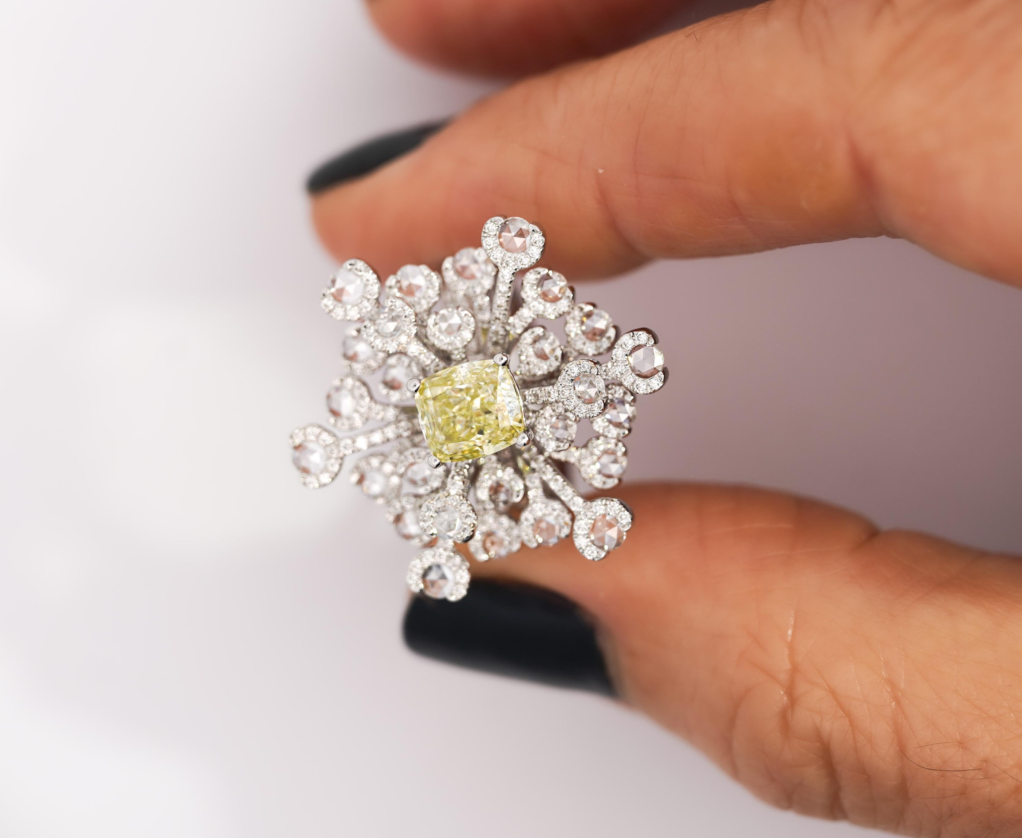 GIA-zertifizierter 1,52 Karat Fancy Grüner Gelber Diamant Briolette Schneeflockenring im Angebot 1