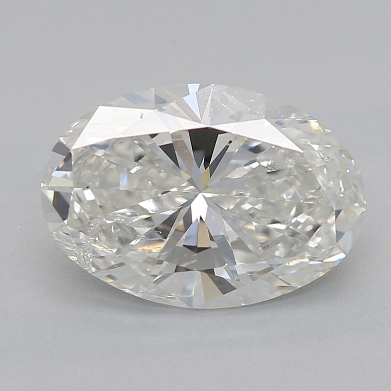Fabricado a mano en Nueva York, este exquisito anillo de diamantes presenta una impresionante pieza central de un diamante ovalado que pesa 1.52. Calificada G e I1 , esta piedra excepcional exhibe un brillo deslumbrante que capta la luz