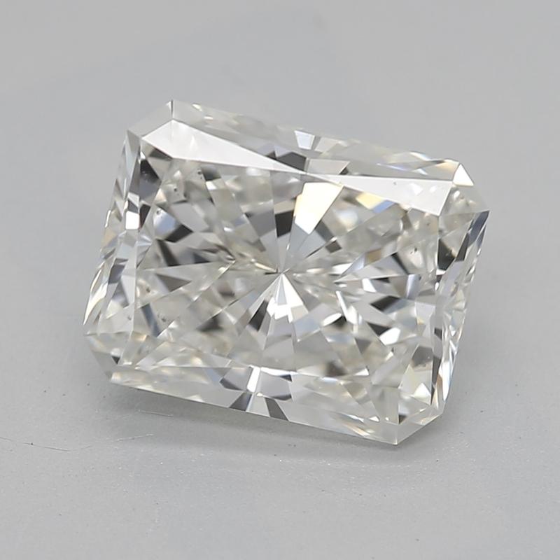Fabriquée à la main à New York, une superbe bague de 1,52 diamant présente une pièce centrale captivante composée d'un diamant radiant parfaitement taillé. Classée J et SI1, cette pierre exquise est sertie dans une monture panier en forme de V,