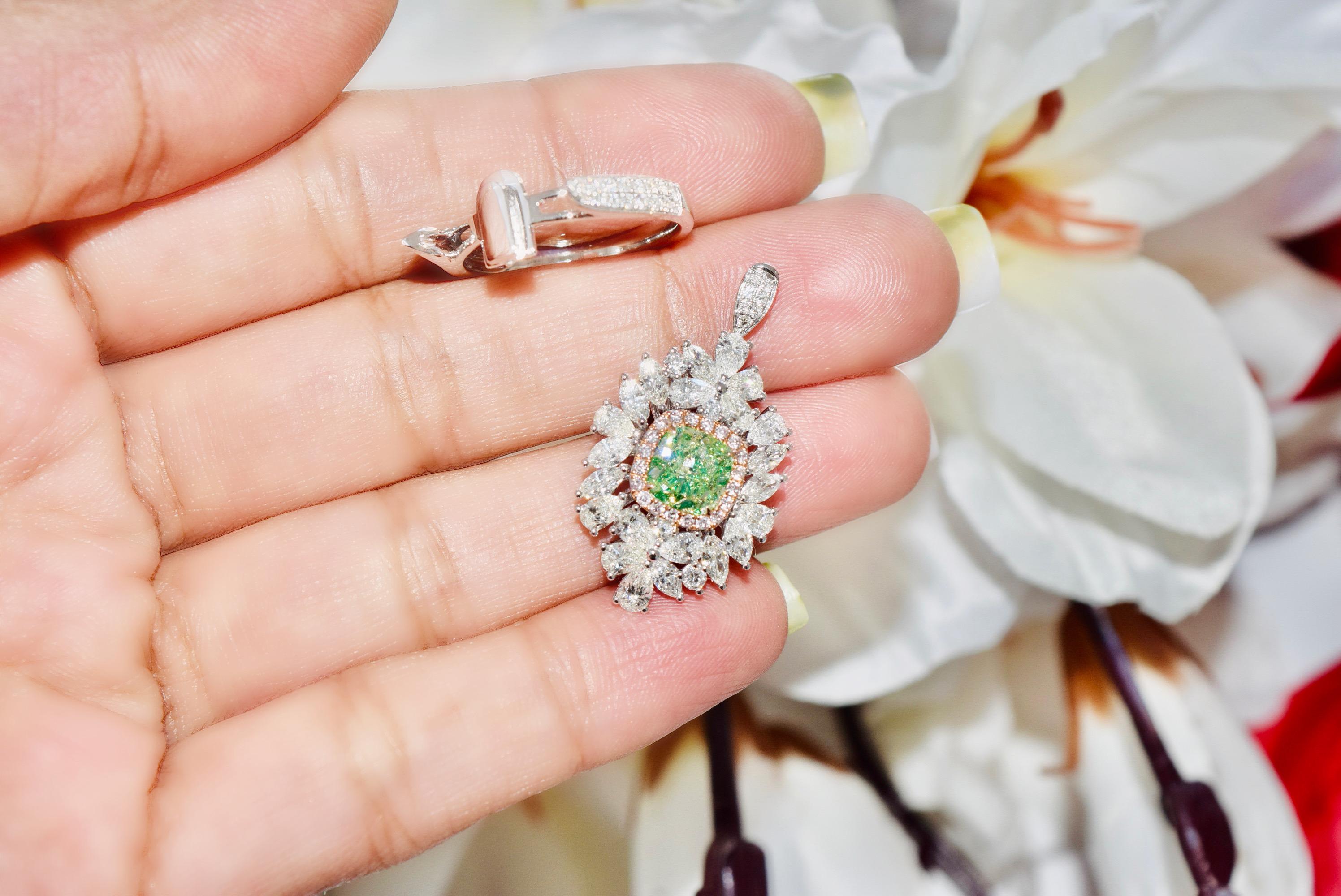 Bague et pendentif à fleurs en diamant vert fantaisie de 1,52 carat certifié par le GIA, convertibles Unisexe en vente