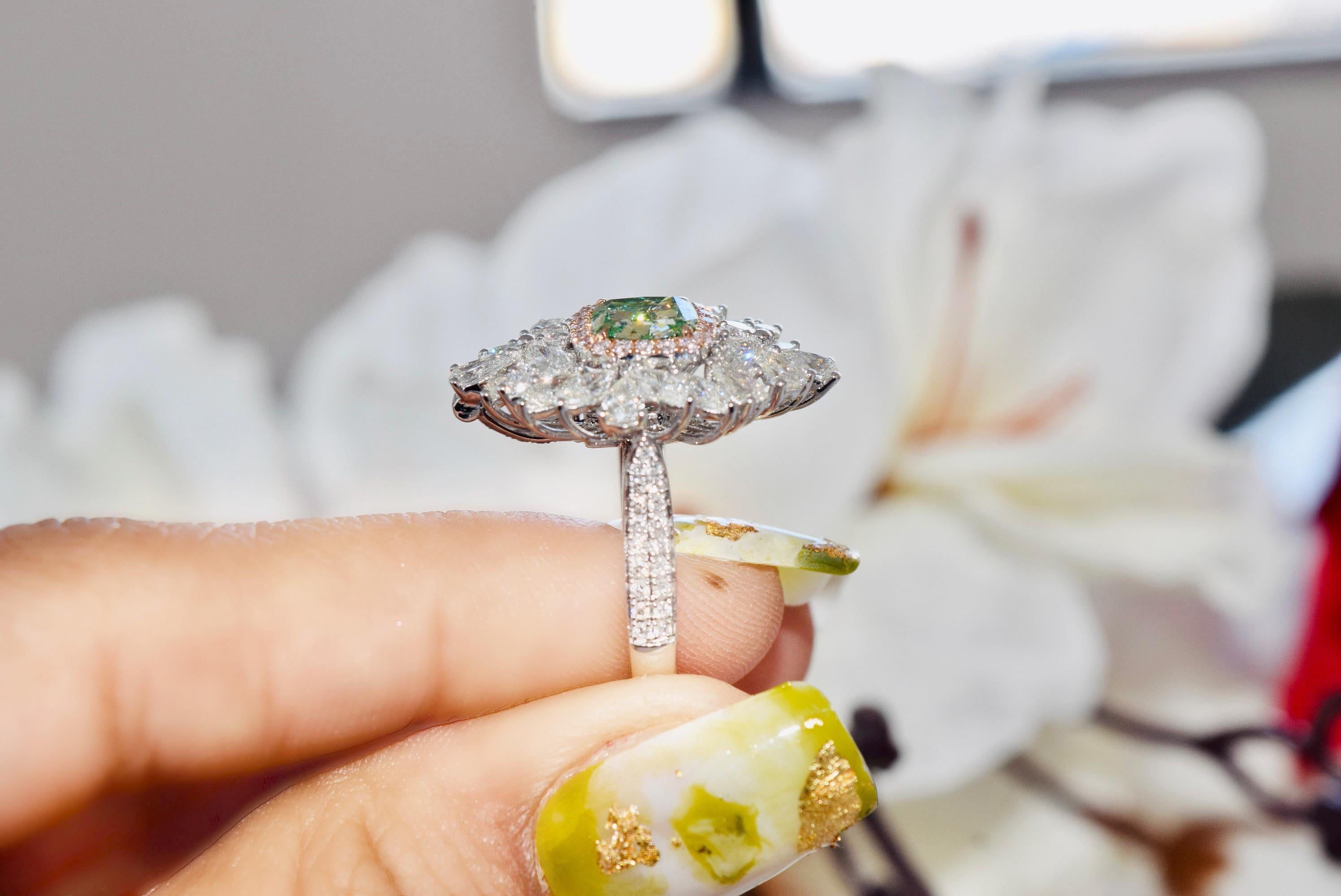 Bague et pendentif à fleurs en diamant vert fantaisie de 1,52 carat certifié par le GIA, convertibles en vente 1