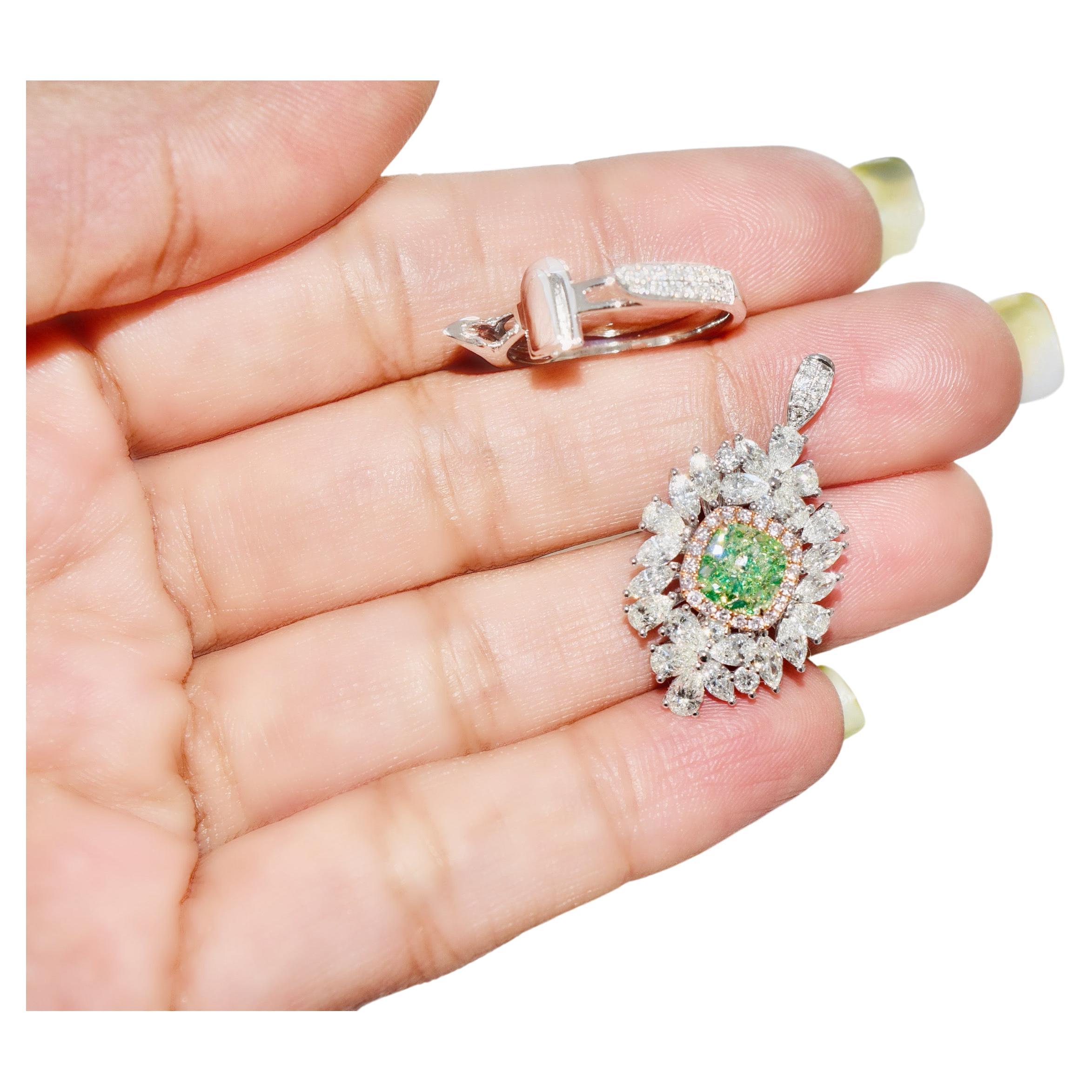 Bague et pendentif à fleurs en diamant vert fantaisie de 1,52 carat certifié par le GIA, convertibles en vente